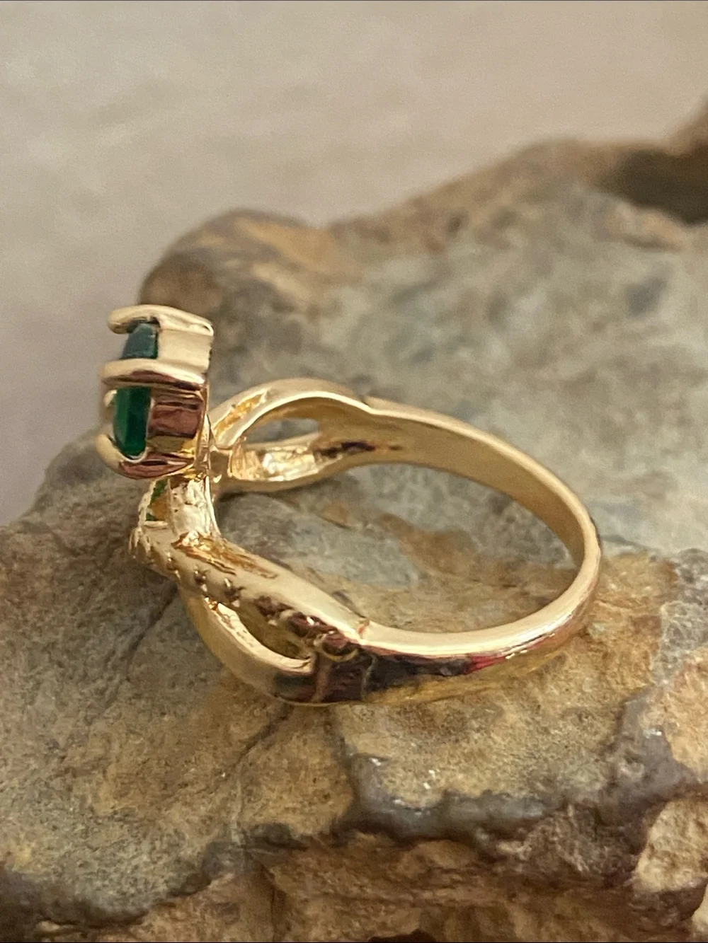 5/$10❤️❤️❤️NEW Green Faceted Glass Gold Tone Zinc Alloy Ring